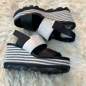 Sorel black and white open-toe, wedge sandals! 🤍🖤